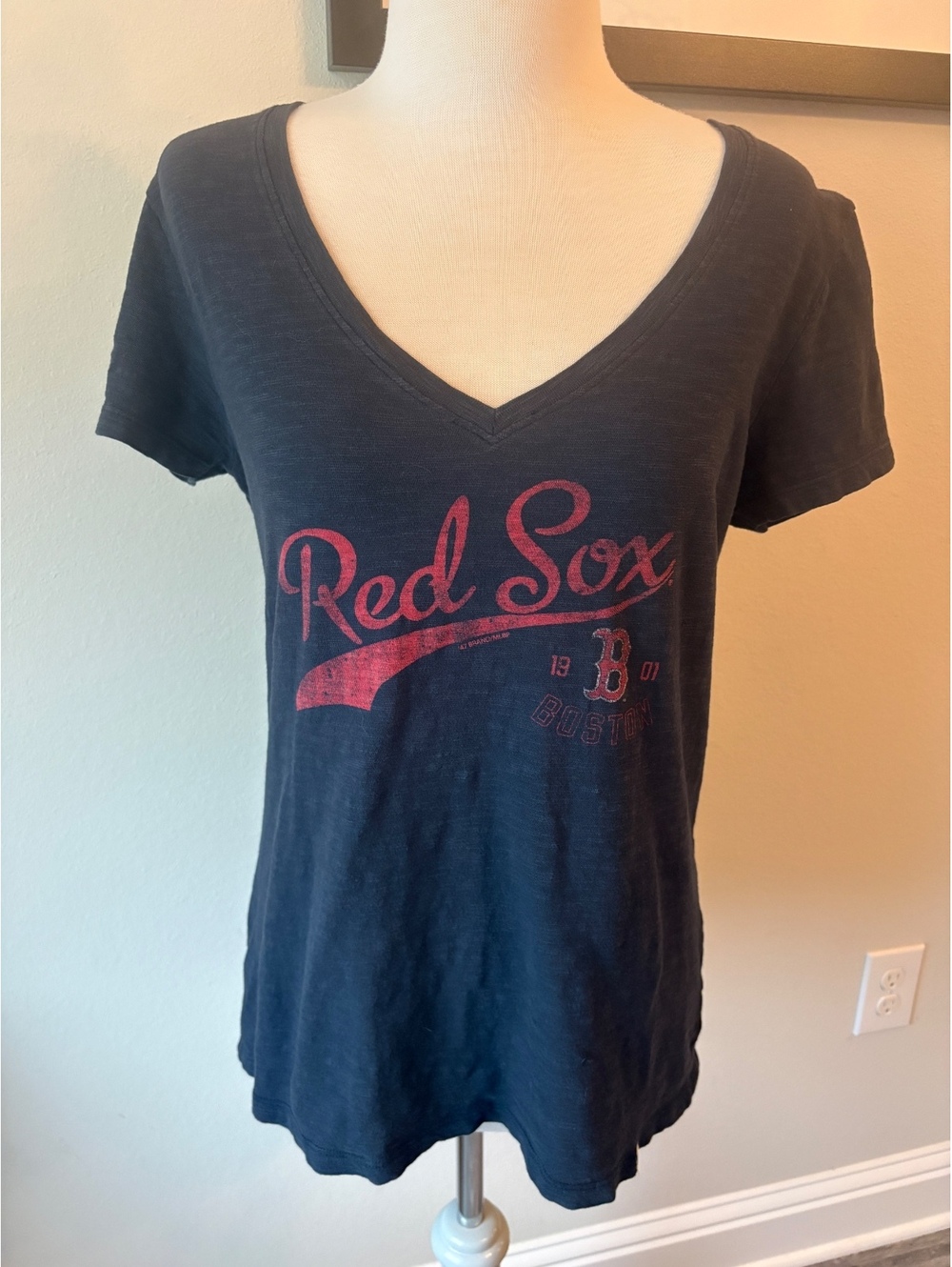 ’47 Brand Boston Red Sox Distressed V-Neck T-Shirt – Women’s XL